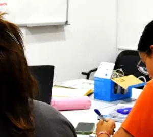 alumnos en clase en el curso de francés