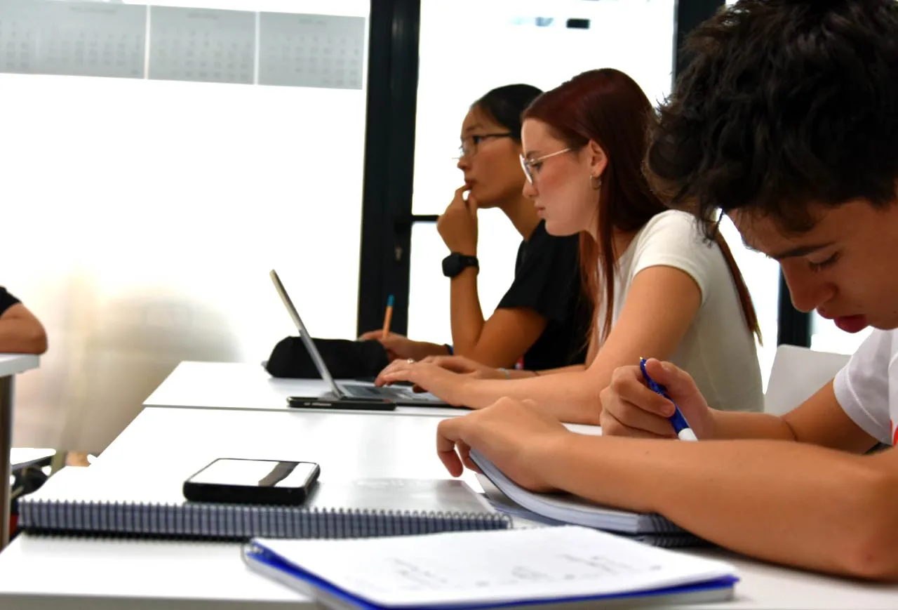 Curso intensivo Aptis en Granada. Nuestro grupo de estudiantes colaborando durante una clase en nuestra academia de inglés en Granada